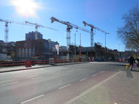 838290 Gezicht op de bouwwerkzaamheden voor de laatste fase (fase IIb) van het nieuwbouwproject Zijdebalen, van bij de ...